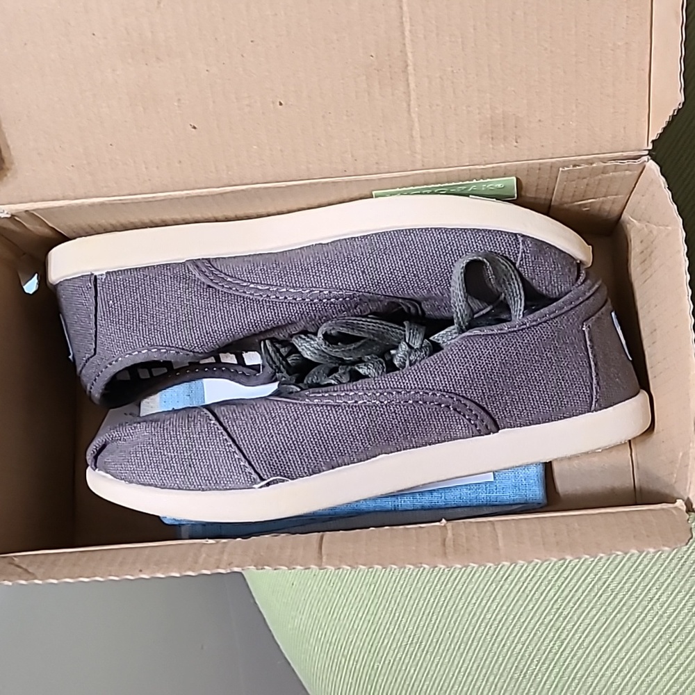 🧡 NIB Boys size 1 Tom's Canvas gray  shoes with bonus flag & sticker